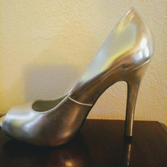 NWT Charlotte Russe Silver Stiletto Pumps - Picture 1 of 4